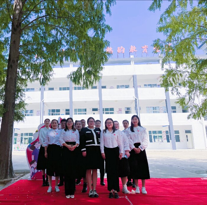 教师集体照.jpg