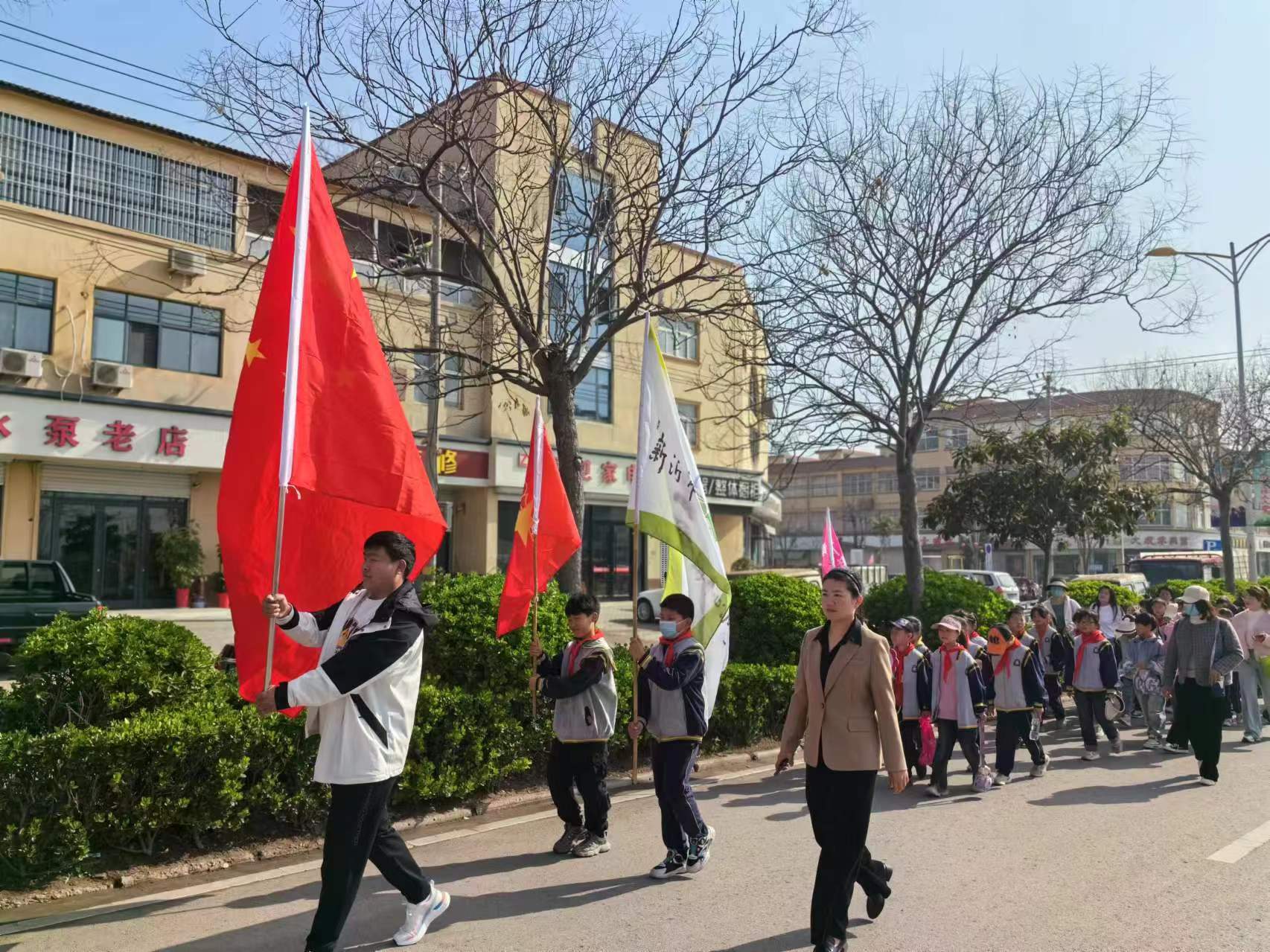 1.徒步上山——“清明祭英烈 薪火育新人”马陵山镇中心小学清明祭扫活动.jpg