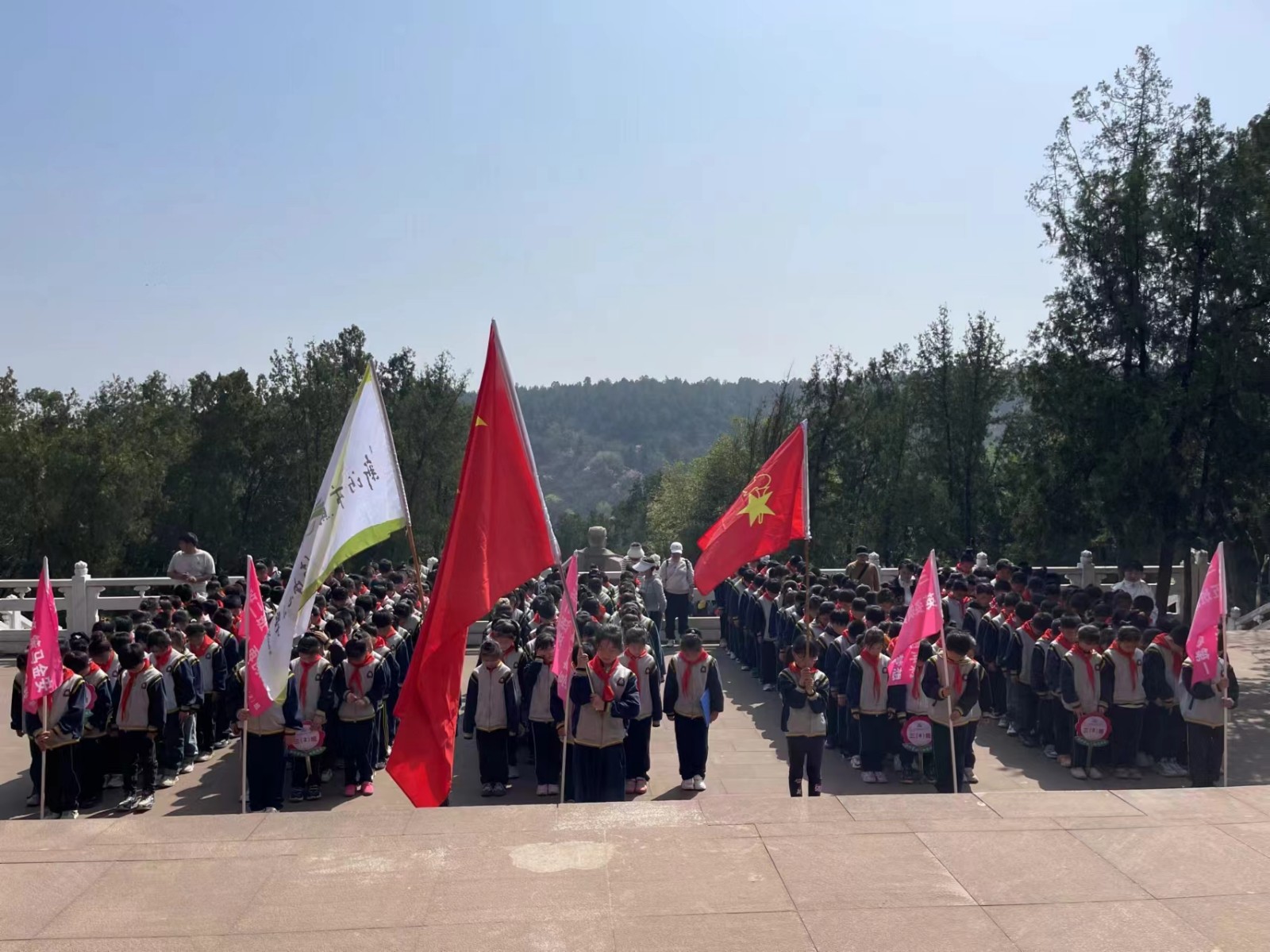 2.默哀仪式——“清明祭英烈 薪火育新人”马陵山镇中心小学清明祭扫活动.jpg