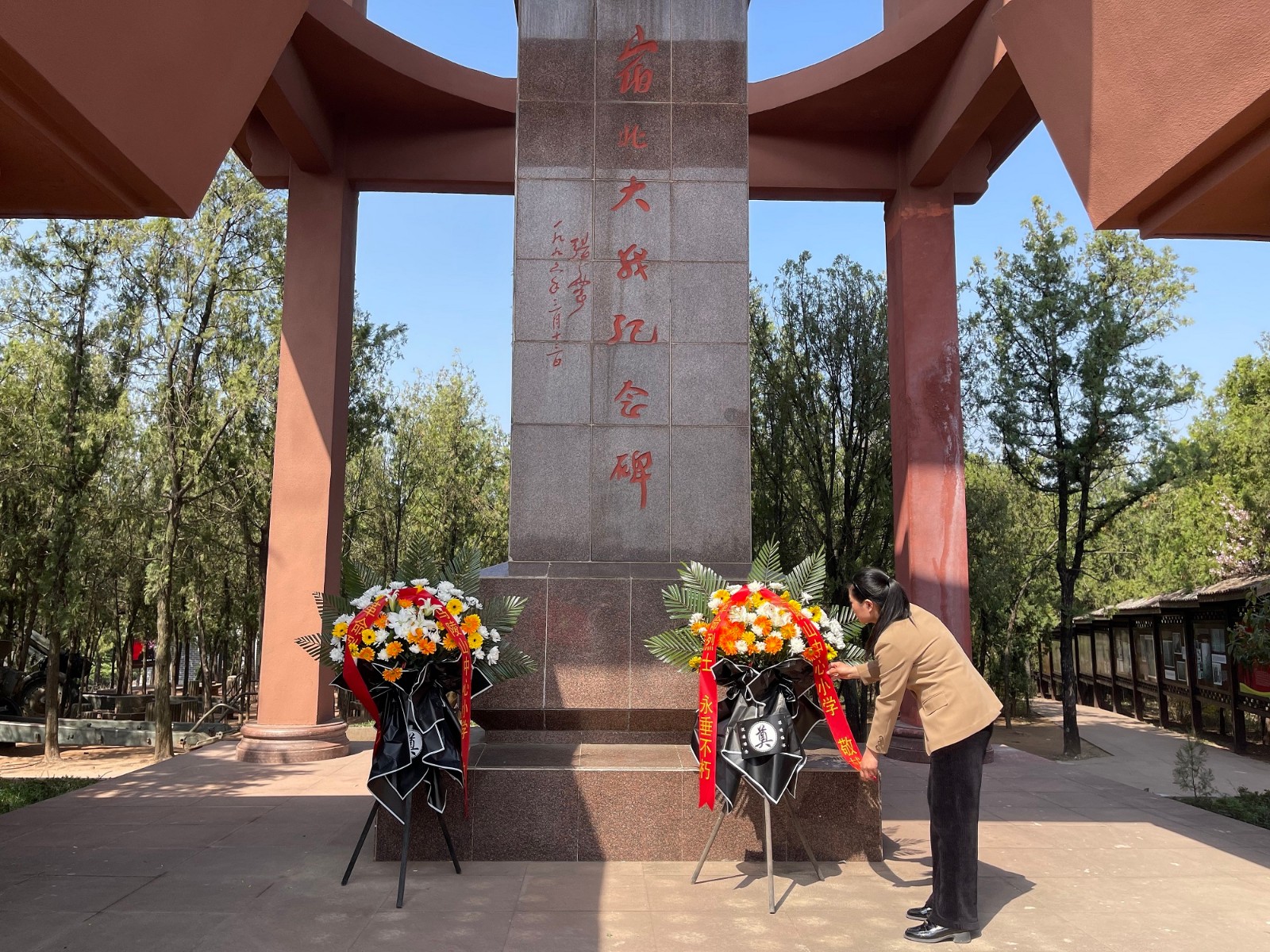 3.敬献花圈——“清明祭英烈 薪火育新人”马陵山镇中心小学清明祭扫活动.jpg