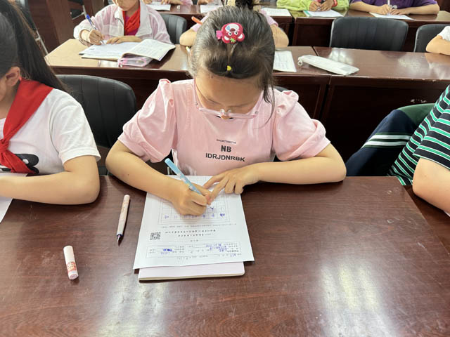 学生书写.jpg