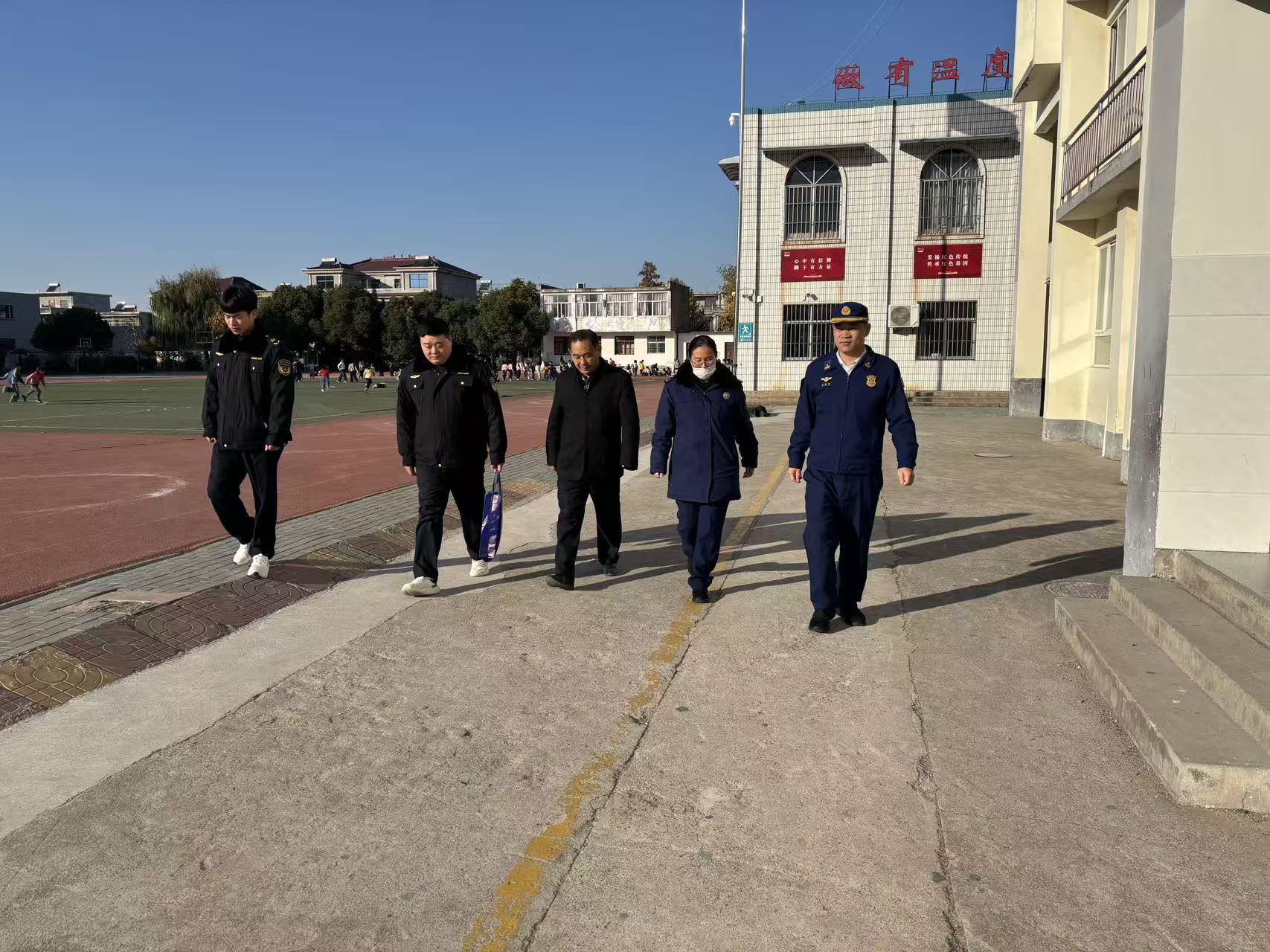进校园.jpg