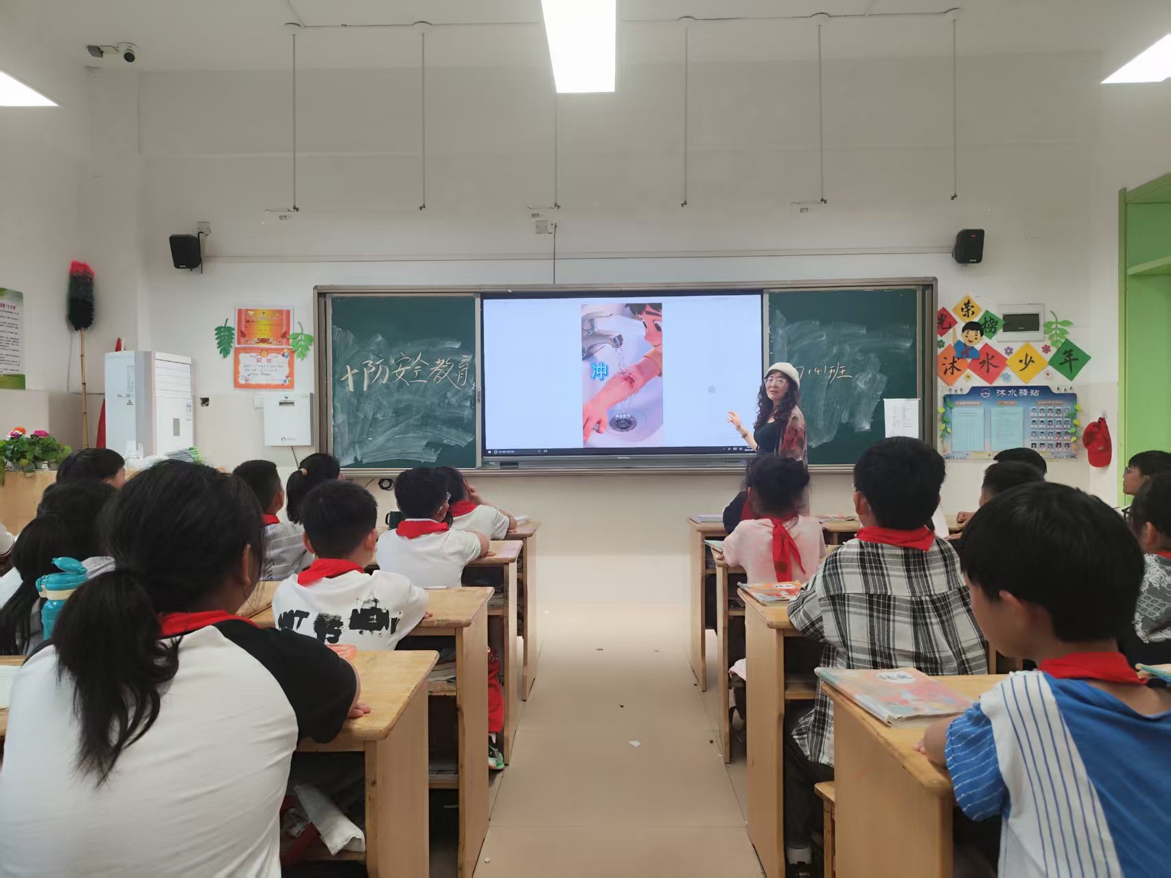 黄沭路小学邀请退休教师进校园讲述安全知识2.jpg