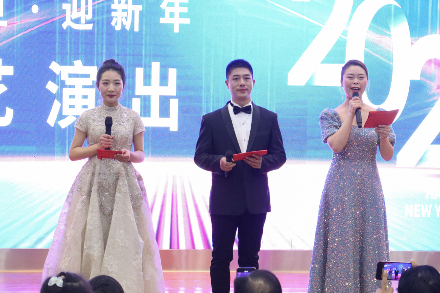 放飞梦想,绽放精彩——新沂市第六中学开展“庆元旦”?迎新年”文艺汇演活动