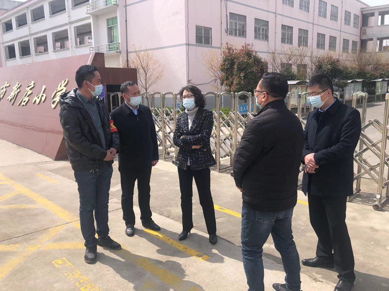 “春风携真情，关爱暖人心”——新沂市教育局长李局长一行到新店镇小湖小学参与疫情防控工作并慰问贫困学生家庭