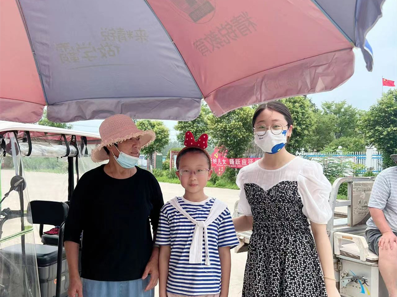 “暑期传温暖，爱在家访中”  ——新店镇小湖小学开展暑期家访活动
