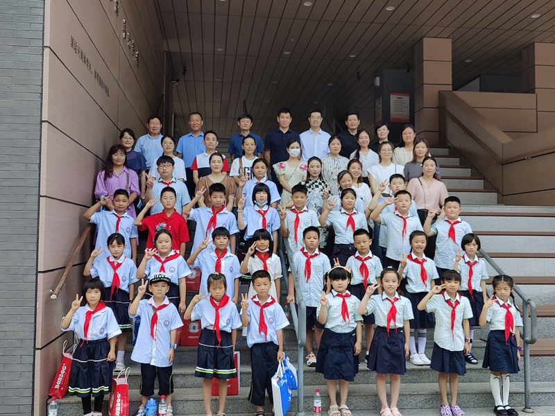 家校共携手，爱心润童年 ——新安小学与新店镇小湖小学开展结对帮扶 联谊活动