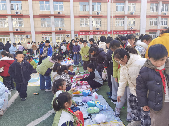 诚娃变身“小摊主”，“跳蚤市场”欢乐多 ——新沂市城关小学暖冬润心义卖活动
