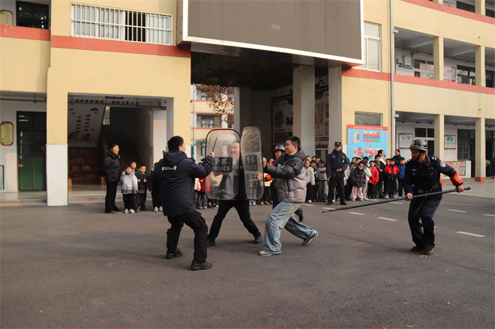 警校联动筑平安，防暴演练护成长  ——新沂市城关小学开展校园防暴应急演练活动