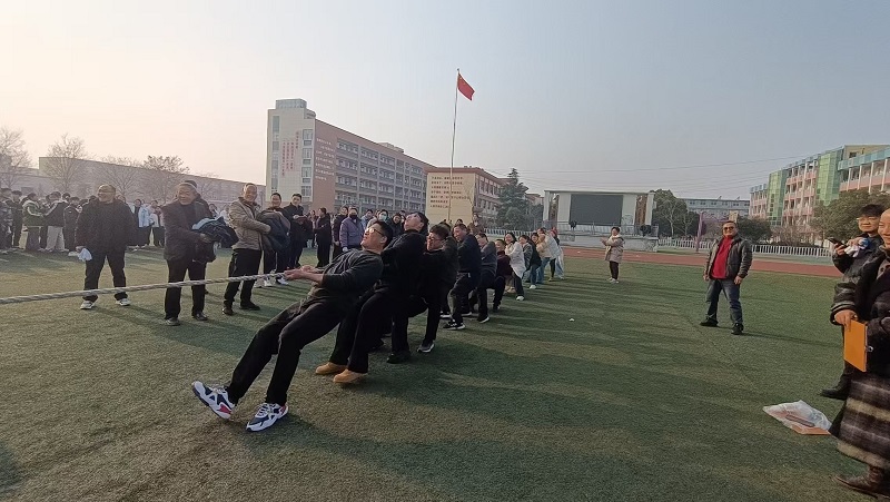 绳舞飞扬凝众志 活力校园展风采 ——港头中学举行教职工拔河比赛