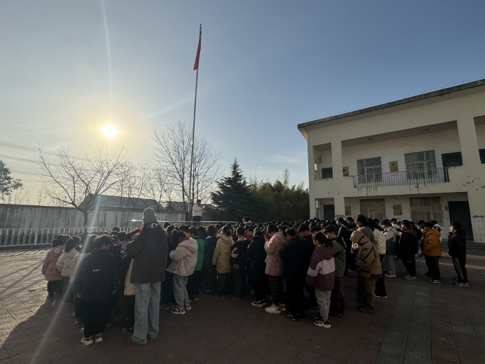 与法同行，守护安全 ——瓦窑镇双庙小学开展“宪法宣传周”活动