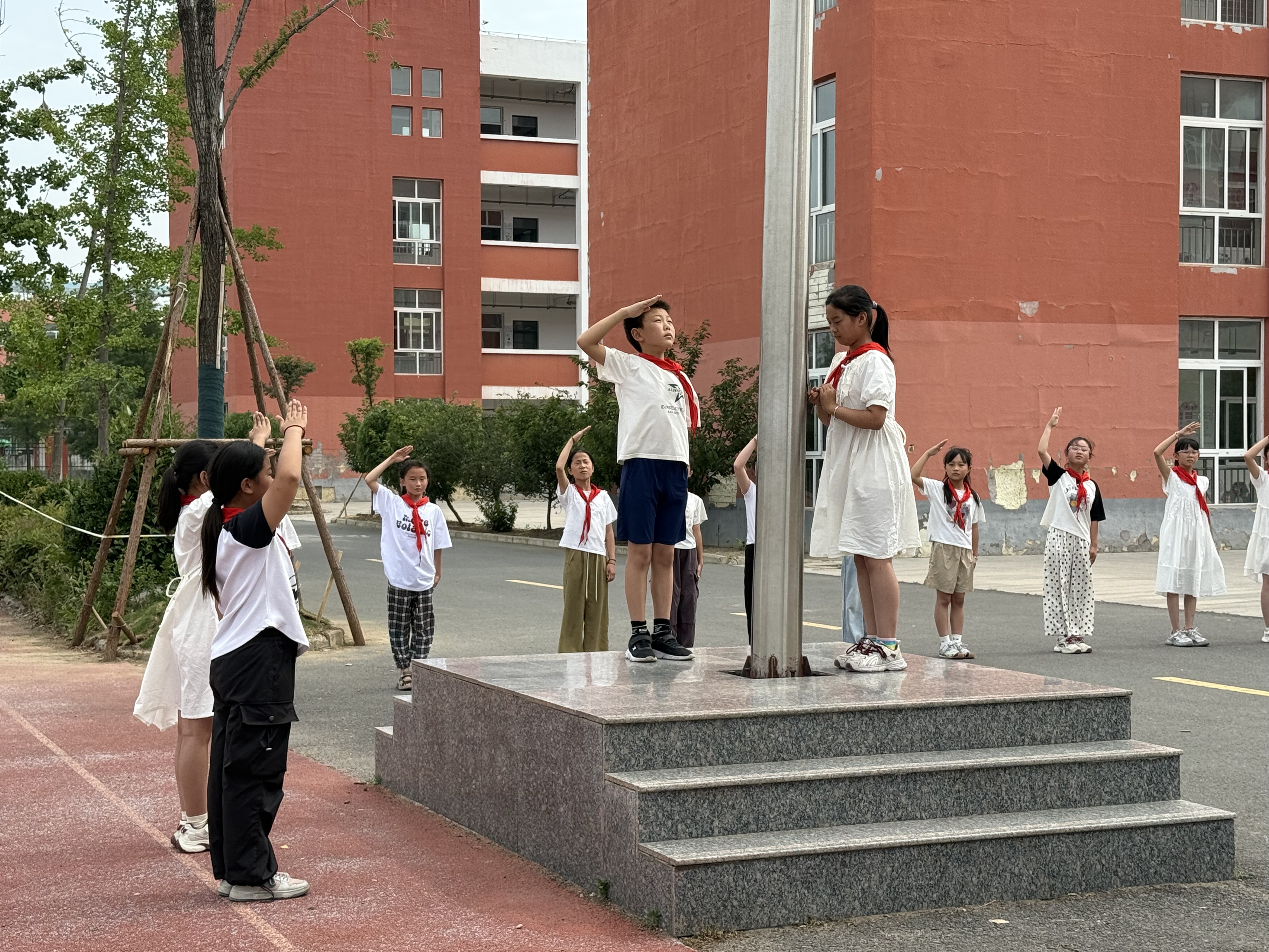 “衔”一抹阳光，“接”一缕成长——时集镇中心幼儿园趣探小学行