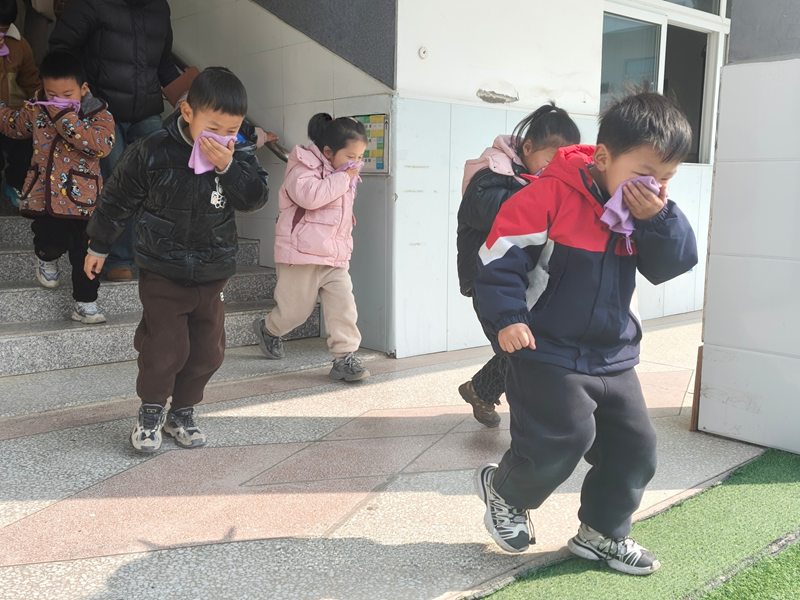 筑牢安全防线 守护幼儿成长——窑湾镇中心幼儿园 消防疏散演练圆满完成