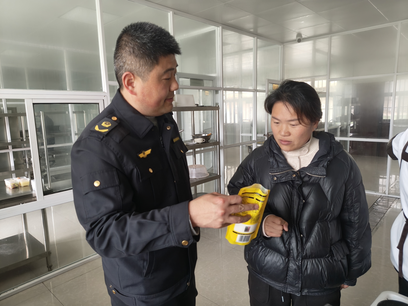 筑牢幼儿饮食安全防线——窑湾镇中心幼儿园迎接市场监管局专项检查