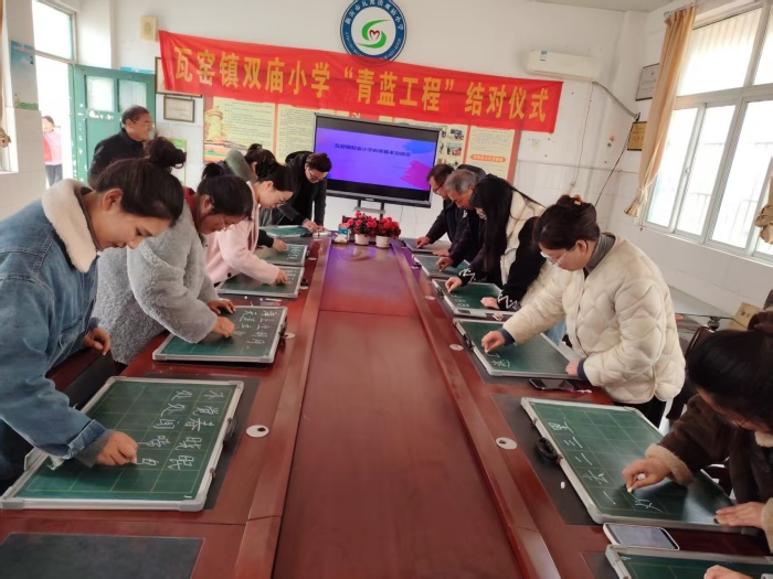 “粉”墨飞扬  妙“笔”书香 ?      ——教师粉笔字展示活动