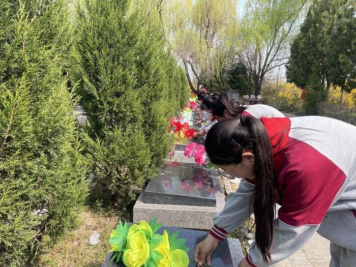 缅怀先烈英雄事，赓续血脉筑华章——阿湖镇北尧小学开展清明祭扫活动