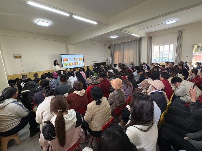 家园同心 共育成长 ——瓦窑镇中心幼儿园全园家长会圆满召开