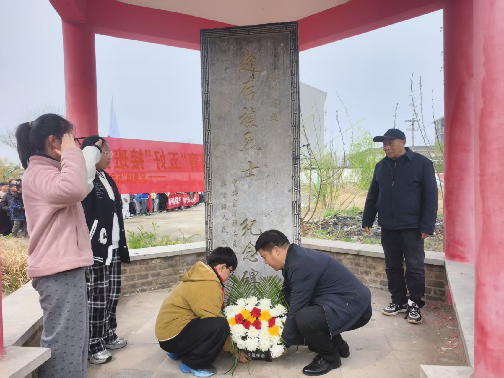 缅怀先烈志  传承红色魂 ——窑湾镇中心小学开展清明祭扫活动