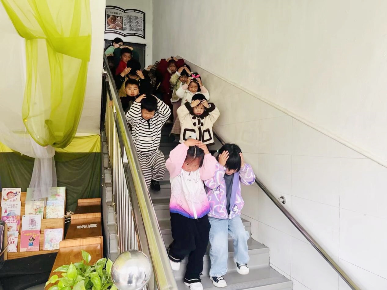 防震演练筑防线 安全守护伴成长——新沂市合沟镇中心幼儿园开展防震演练活动