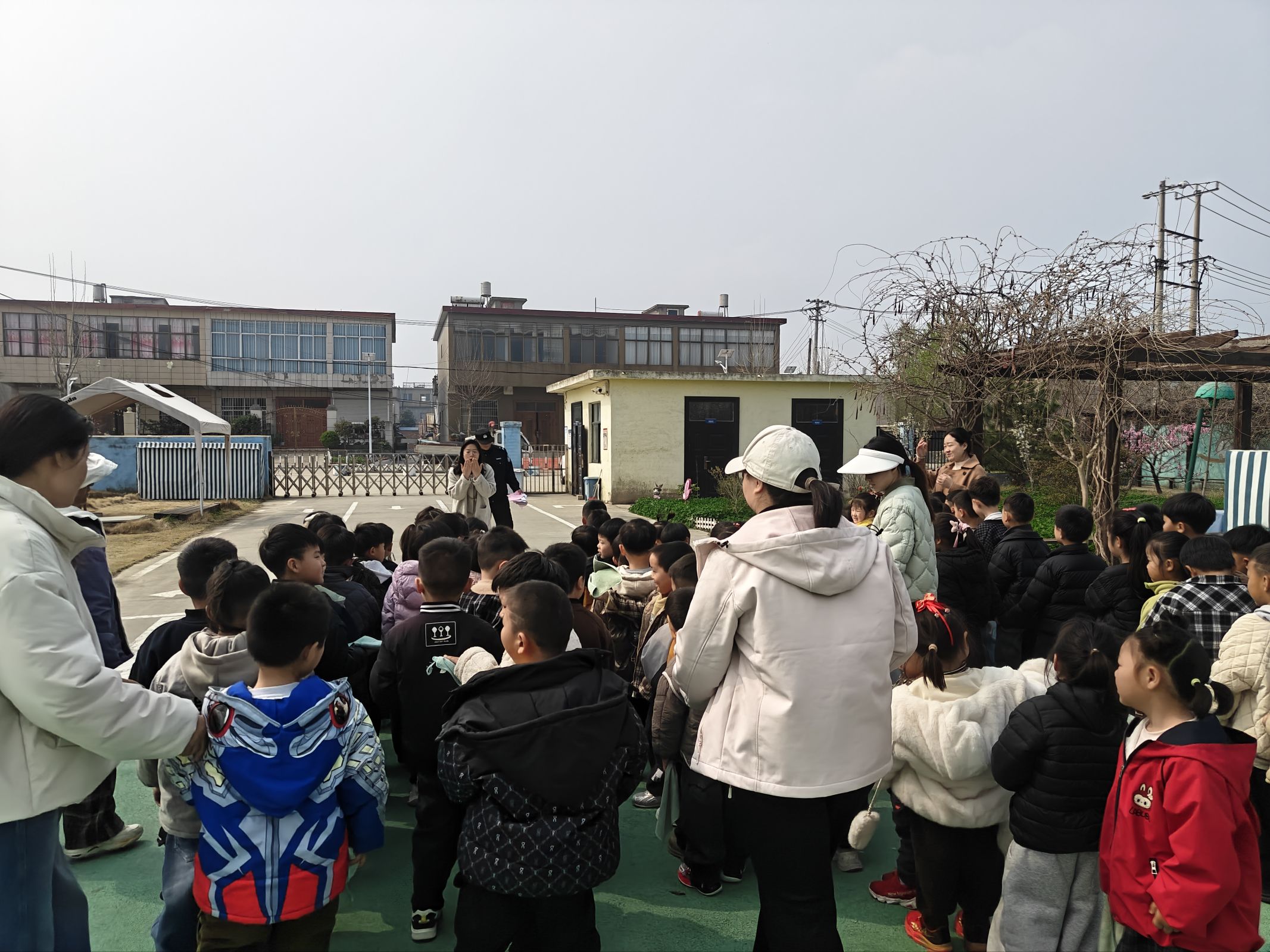 消防演练筑防线 安全护航伴成长——阿湖幼儿园开展消防应急疏散演练活动