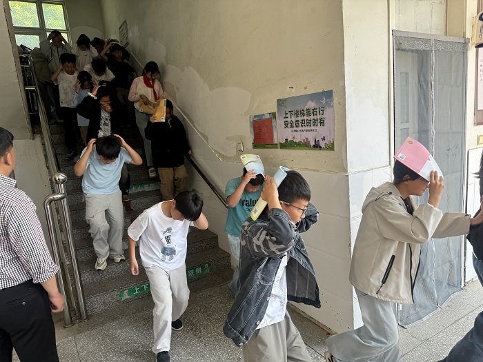 筑牢安全防线 护航校园成长 ——王楼小学开展5.12防震逃生应急演练