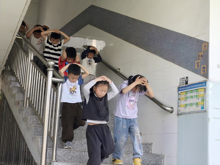 大美德育润童心，防震演练护成长——窑湾镇中心幼儿园开展“5·12防灾减灾”应急疏散演练活动