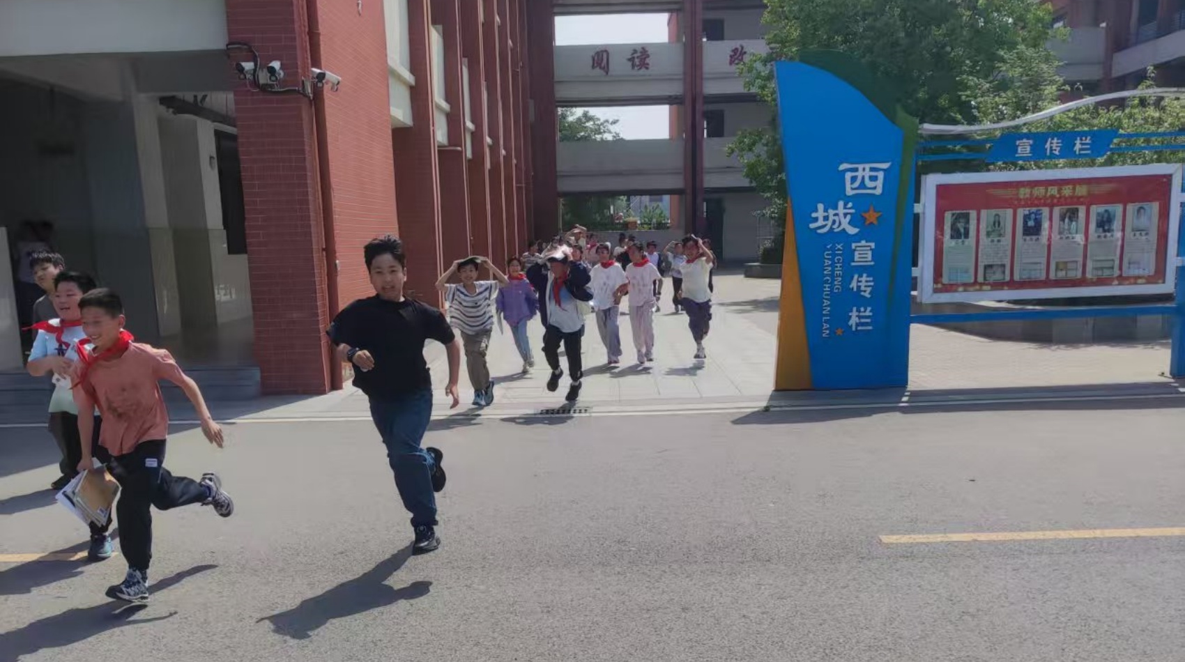人人讲安全，个个会应急 ——墨河中心小学开展地震应急演练活动