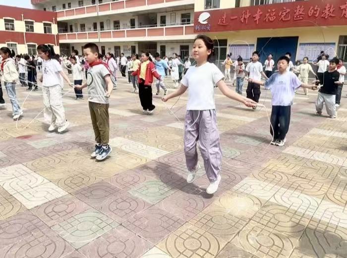 绳舞飞扬润童心 阳光体育伴成长 ——堰头小学花样跳绳阳光大课间活力开展