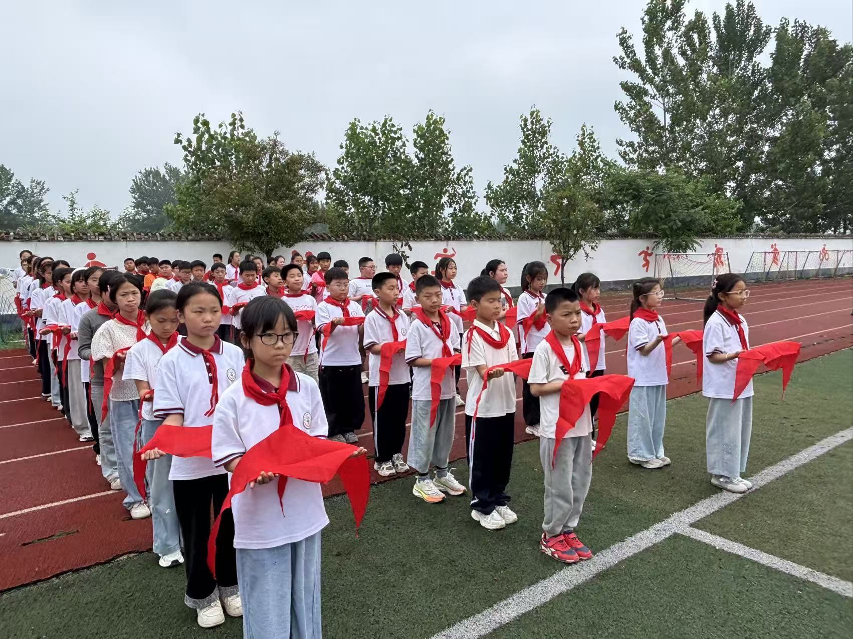 星星火炬照童心 红领巾下启新程 ——窑湾镇中心小学举行一年级新队员入队仪式