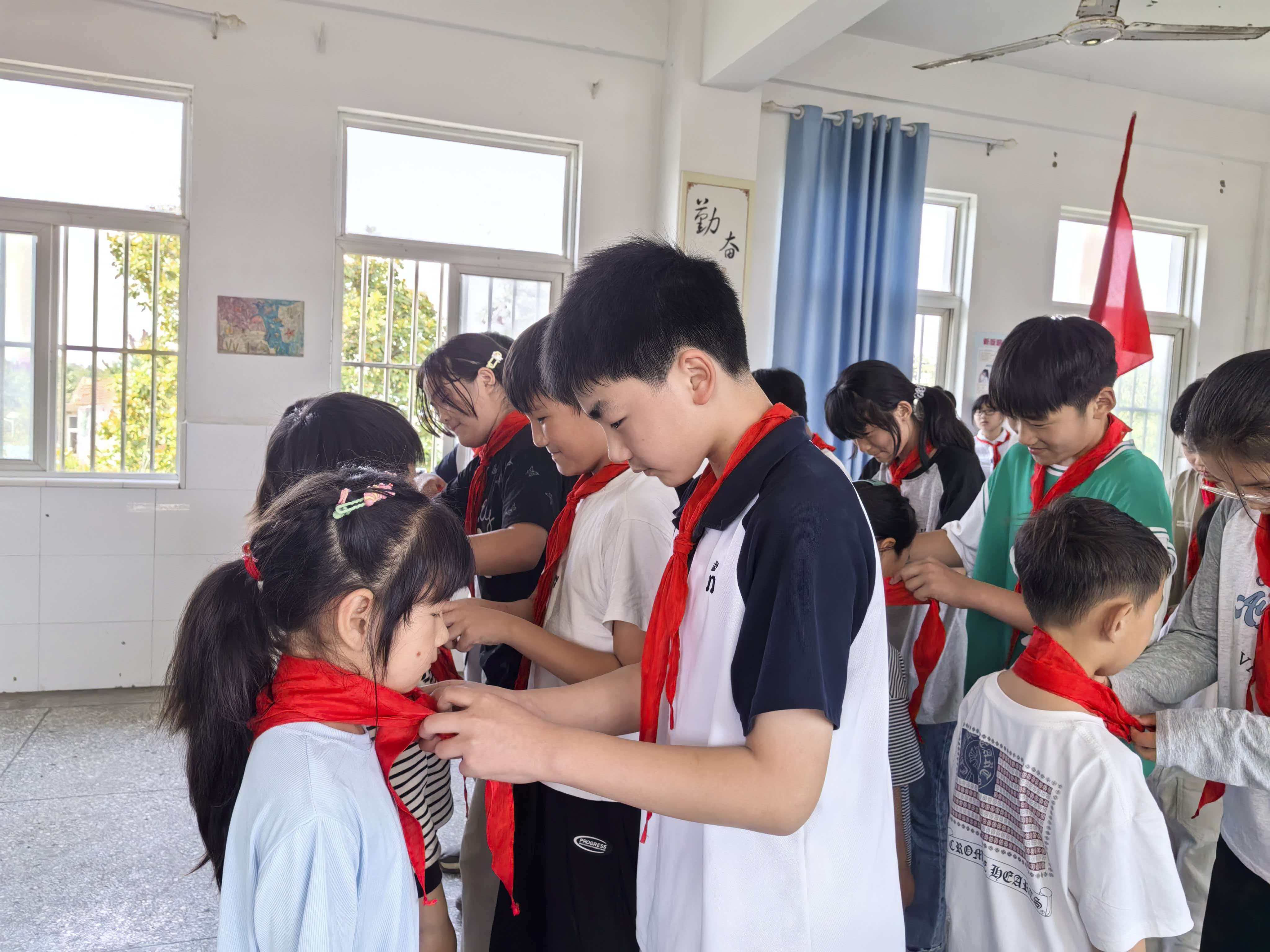 高举队旗跟党走  做新时代的好少年 ——草桥镇古墩小学举行一年级新队员入队仪式