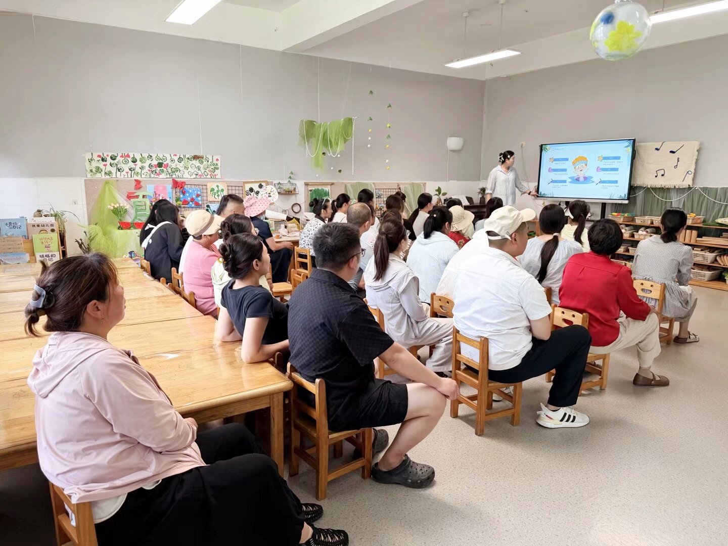 筑牢安全防线 守护快乐假期——新沂市合沟镇中心幼儿园召开暑期假前安全主题家长会