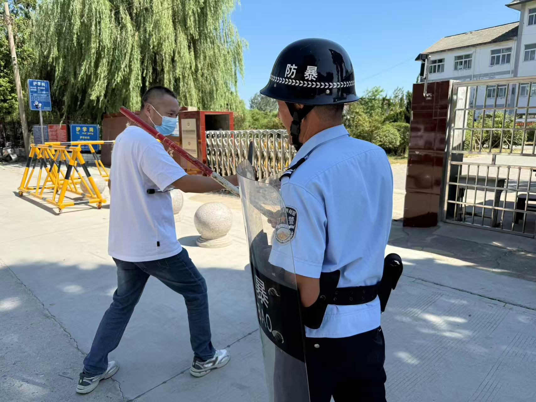 以练筑防 守护平安——窑湾镇中心小学开展防暴力突发事件应急演练