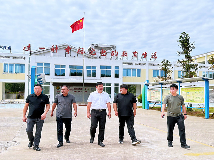 情暖教师节 慰问润师心 ——新沂市马陵山镇领导莅临黄甲小学开展教师节慰问活动