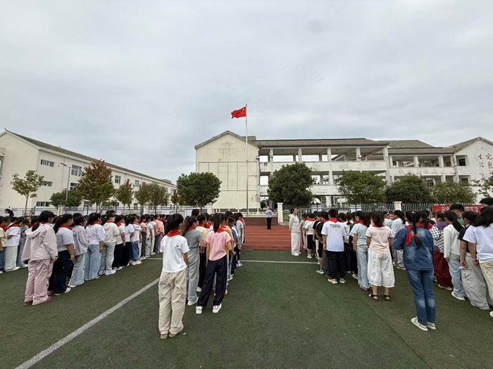 法治护航助成长 安全相伴暖童心